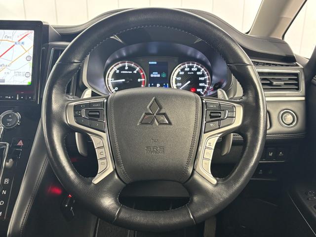 ステアリングホイールも新デザインを採用し前モデルよりもスッキリとした印象に変更されアダプティブクルーズコントロールスイッチも配置◎