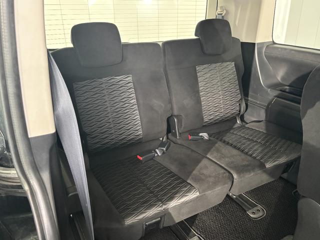 ８人乗り仕様では２列目がベンチシートとなり３列目シートは背もたれと座面は大人が座っても十分快適なサイズ◎