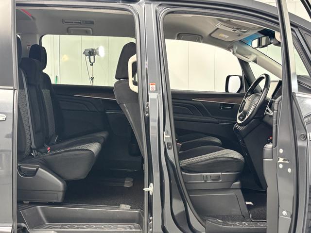 ２列目、３列目のリアシートは肉厚なクッション素材を使用し長時間のロングドライブでも疲れを感じさせない使用◎