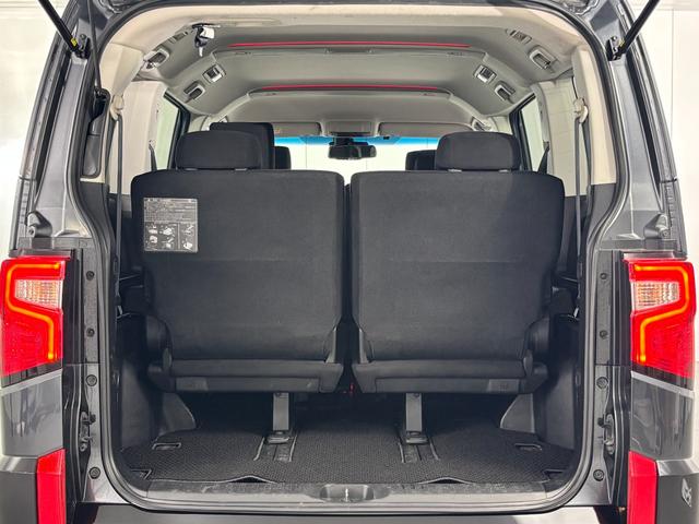 ３列目は跳ね上げが可能で２列目を前方へスライドすると荷室容量は９８２Ｌとミニバンとしての収容能力も十分備える◎