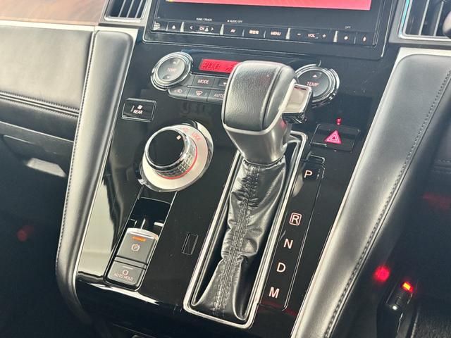 シフトレバーも以前のモデルからは打って変わってレザー巻きとなり質感が向上◎４ＷＤモードの切り替えダイヤルはインパネの一等地にレイアウトされダイヤルにはローレット加工が施される◎