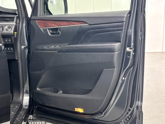 プッシュエンジンスタートはハンドル右側に配置されその他の操作系ボタンも全て右側に配置することで混乱することのないよう配慮されている◎