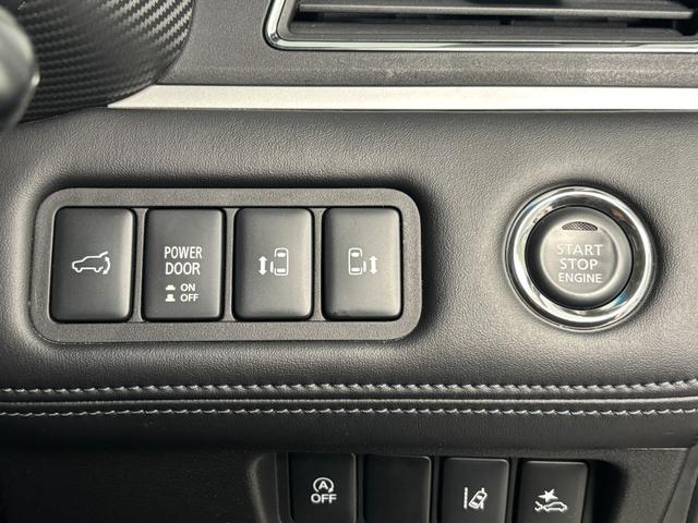 スライドドアやバックドアスイッチなどの操作ボタンは並べて配置される◎上位グレードならではのハンドルヒーターも装備◎