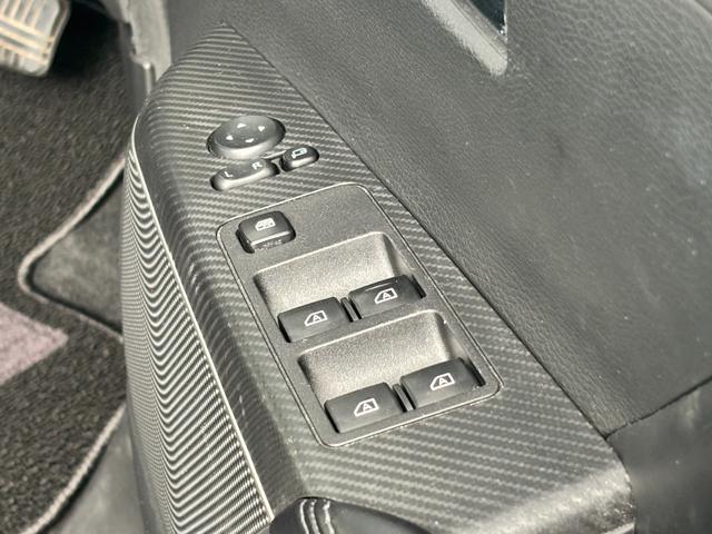 前席シートヒーターはシート横に配置されＨＩ／ＬＯＷの２段階調節が可能◎ディーゼルエンジンの弱点である冬季には水温が上がるのに時間を要し温風が出てくるまでのラグタイムを緩和してくれる◎