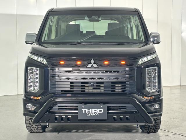 デリカＤ：５ Ｐ　ブラックアウトカスタム　フロントグリル＆クリアランスランプ＆フォグランプガーニッシュ　ＩＰＦフロントグリルマーカーアンバー色　ＧＯＱＢＵＴＯ－ＲＩＩＩ　テクスチャブラック　Ｗｅｄｓ　ＭＵＤＶＡＮＣＥ（6枚目）