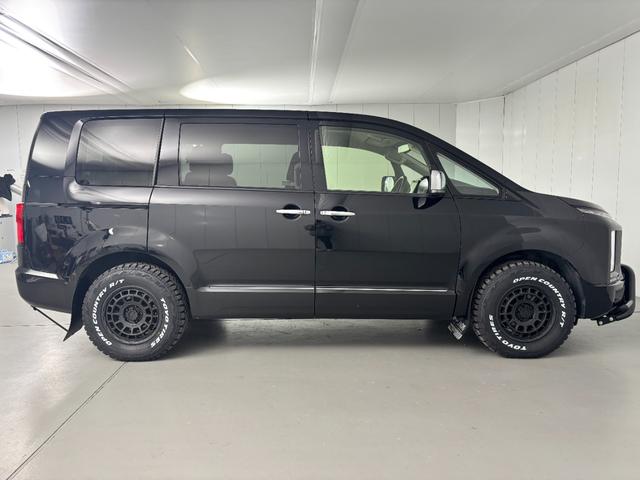 デリカＤ：５ Ｐ　ブラックアウトカスタム　フロントグリル＆クリアランスランプ＆フォグランプガーニッシュ　ＩＰＦフロントグリルマーカーアンバー色　ＧＯＱＢＵＴＯ－ＲＩＩＩ　テクスチャブラック　Ｗｅｄｓ　ＭＵＤＶＡＮＣＥ（8枚目）