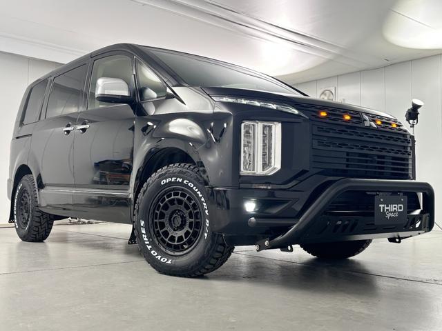 デリカＤ：５ Ｐ　ブラックアウトカスタム　フロントグリル＆クリアランスランプ＆フォグランプガーニッシュ　ＩＰＦフロントグリルマーカーアンバー色　ＧＯＱＢＵＴＯ－ＲＩＩＩ　テクスチャブラック　Ｗｅｄｓ　ＭＵＤＶＡＮＣＥ（15枚目）