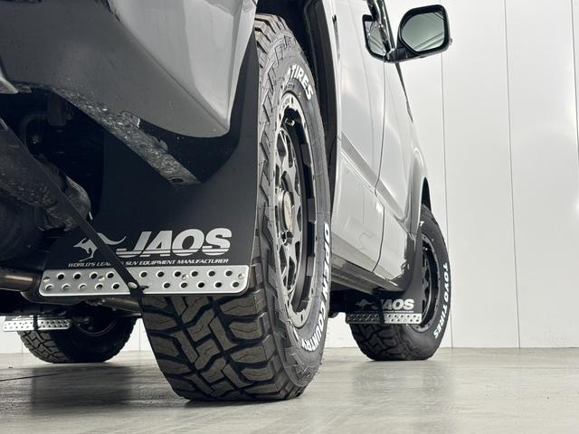 ＪＡＯＳ製マッドフラップでＳＵＶ感を高めている！フラップ下部のアルミプレートが印象的でベルトを使い吊り上げることで巻き込みを防止◎