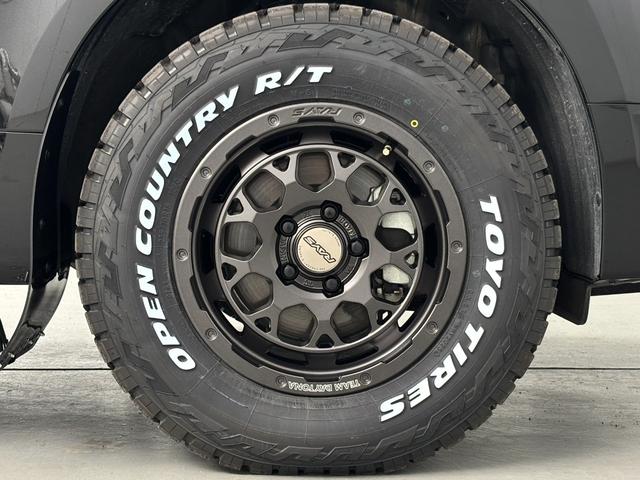 大人気のトーヨータイヤ　ＯＰＥＮ　ＣＯＵＮＴＲＹ　Ｒ／Ｔはオフロード走行性能も持たせたオールテレーンタイヤ◎ちゃんとゴツゴツ感を出しつつオンロードでの耐摩耗性と走行安定性を両立させたタイヤ◎