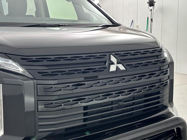 純正フロントグリルをブラックアウトカスタム済み！ノーマル状態に比べ引き締まった印象で他のＤ５とは明らかな差別化をしている◎