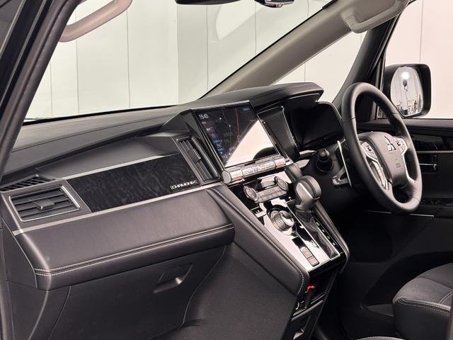 インテリアはインストゥルメントパネルのデザインを水平基調へと一新し、水平基調デザインには悪路走行時など車体が傾いたときに姿勢を把握しやすくする効果もある◎