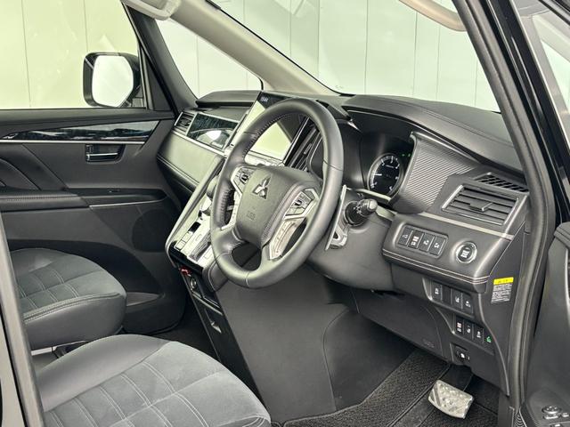 これまでのデリカＤ５は絶壁ハード樹脂の古典的オフローダー風だった運転席から繊細なデザインへと大きく変わった◎