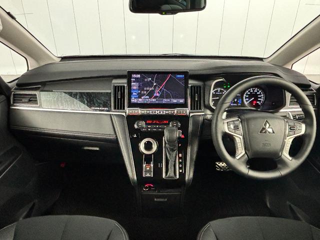 内装全体にソフトパッドを使用し高級車のような質感を実現し、サバ杢柄のパネルを加えることで上質さがアップした◎