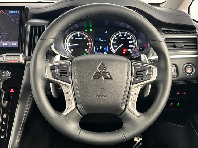 ステアリングホイールも新デザインを採用し前モデルよりもスッキリとした印象に変更されアダプティブクルーズコントロールスイッチも配置◎