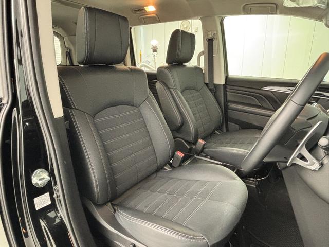 ダイヤモンドキルト加工が施されたファブリックシートは今回新規設定されたもので運転席はパワーシートとなり、前席にシートヒーターも装備◎