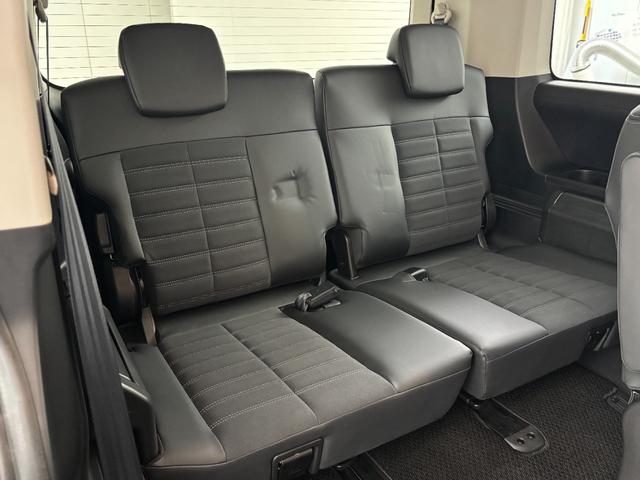 ８人乗り仕様では２列目がベンチシートとなり３列目シートは背もたれと座面は大人が座っても十分快適なサイズ◎