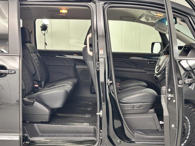 ２列目、３列目のリアシートは肉厚なクッション素材を使用し長時間のロングドライブでも疲れを感じさせない使用◎