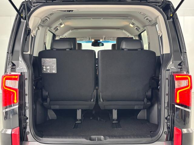 ３列目は跳ね上げが可能で２列目を前方へスライドすると荷室容量は９８２Ｌとミニバンとしての収容能力も十分備える◎