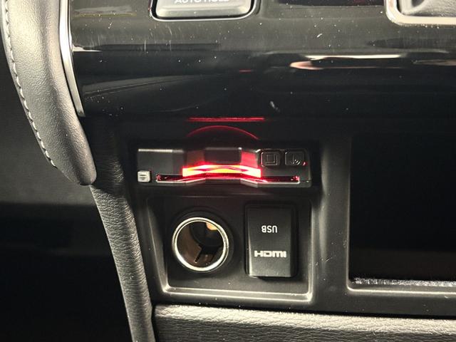 インテリアの要所要所にカーボン調パネルを加えることで三菱らしいスポーティ感も忘れない◎