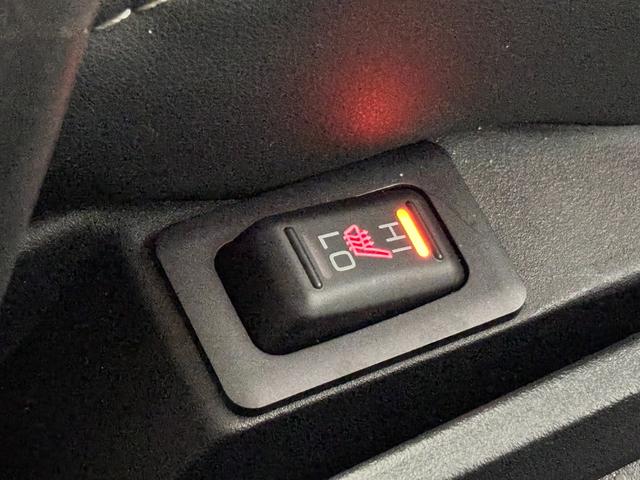 前席シートヒーターはシート横に配置されＨＩ／ＬＯＷの２段階調節が可能◎ディーゼルエンジンの弱点である冬季には水温が上がるのに時間を要し温風が出てくるまでのラグタイムを緩和してくれる◎