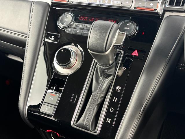 シフトレバーも以前のモデルからは打って変わってレザー巻きとなり質感が向上◎４ＷＤモードの切り替えダイヤルはインパネの一等地にレイアウトされダイヤルにはローレット加工が施される◎