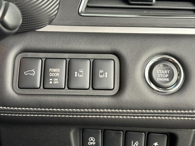 プッシュエンジンスタートはハンドル右側に配置されその他の操作系ボタンも全て右側に配置することで混乱することのないよう配慮されている◎