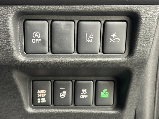 スライドドアやバックドアスイッチなどの操作ボタンは並べて配置される◎上位グレードならではのハンドルヒーターも装備◎
