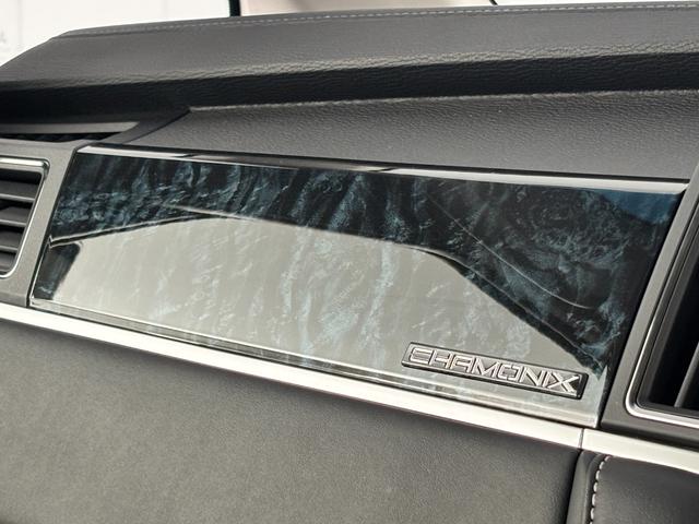 シャシーやサスペンションの改良が施されその恩恵はどのシートに座っていても体感できる◎一定速の高速クルージングにおけるストローク感たっぷりの豊潤な乗り心地は美味◎