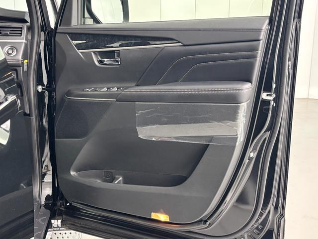 ２列目は前後スライドと座面の跳ね上げが可能で３列目は前後スライドとシートを跳ね上げ収納が可能と使い方に応じてアレンジできる◎