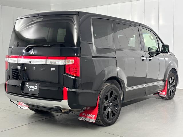 デリカD:5 P ブラックアウトカスタム フロントグリル・クリアランスガーニッシュ・フォグランプガーニッシュ シャモニーグレード用ブラックアルミホイール JAOS マッドガードIII バックドアスカッフプロテクター(10枚目)