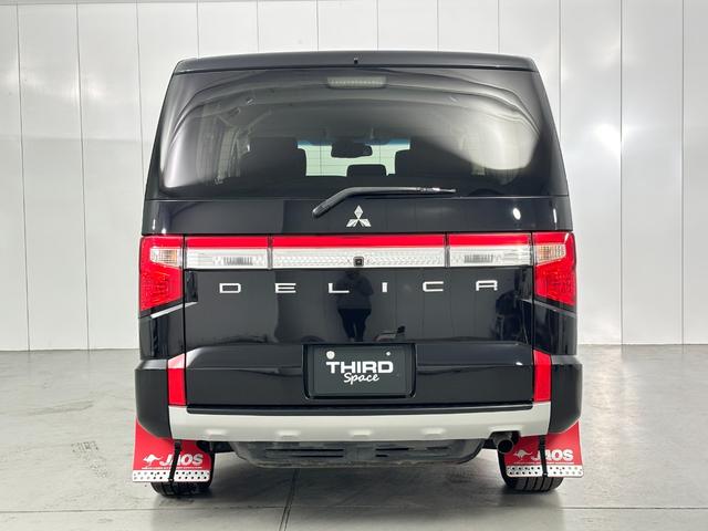 デリカD:5 P ブラックアウトカスタム フロントグリル・クリアランスガーニッシュ・フォグランプガーニッシュ シャモニーグレード用ブラックアルミホイール JAOS マッドガードIII バックドアスカッフプロテクター(11枚目)