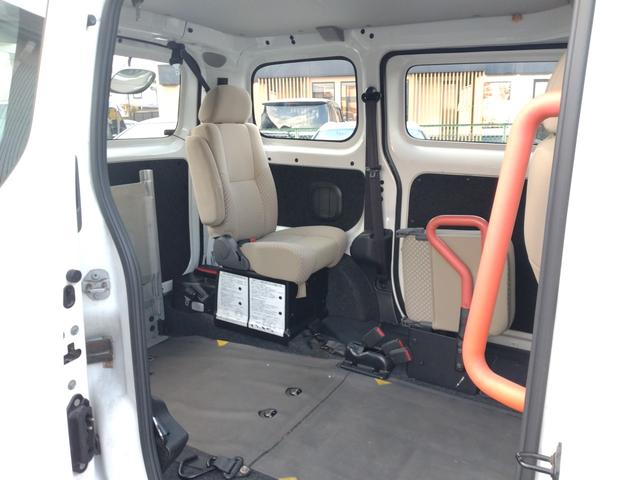 ＮＶ２００バネットバン 　福祉車両　車いす２名仕様　ウインチ　リモコン　ＢＬＵＥＴＯＯＴＨ接続　左スライドドア連動オートステップ　電動格納ミラー　リアクーラー　車いす固定装置　スライド式スロープ（46枚目）