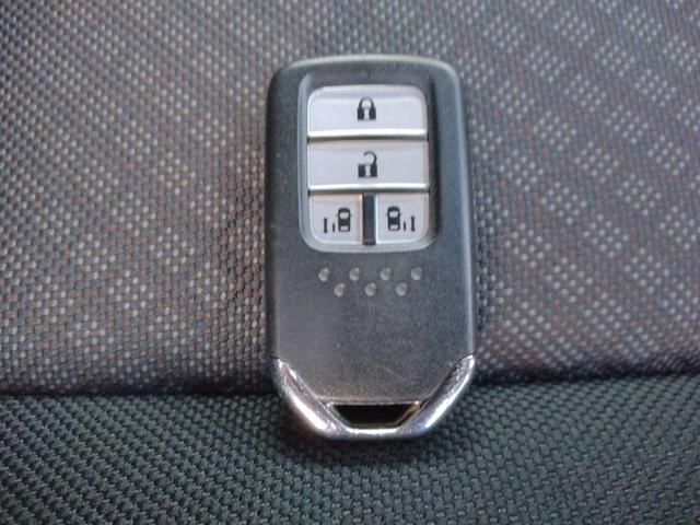 フリードハイブリッド ハイブリッド・Ｇブラックスタイル　１２ヶ月距離無制限保証　９インチディーラーオプションフルセグナビ　バックカメラ　純正ドライブレコーダー　シートヒーター　ＬＥＤヘッドライト　Ｂｌｕｅｔｏｏｔｈオーディオ　ＥＴＣ（7枚目）