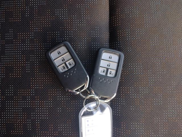 フリード クロスター・ホンダセンシング 12ヶ月距離無制限保証 フリップダウンモニター 前後ドライブレコーダー フルセグTV Bluetooth接続 両側パワースライドドア USB入力端子 クルーズコントロール バックカメラ ETC(6枚目)