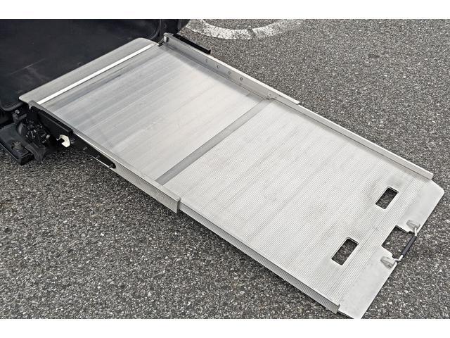 ヴォクシー ＺＳ　福祉車両　ＺＳウェルキャブタイプＩ　車いす１脚仕様　モデリスタエアロ　車高調整装置　電動固定装置　純正フルセグナビ　バックカメラ　トヨタセーフティーセンス　フリップダウンモニター　社外アルミホイール（11枚目）