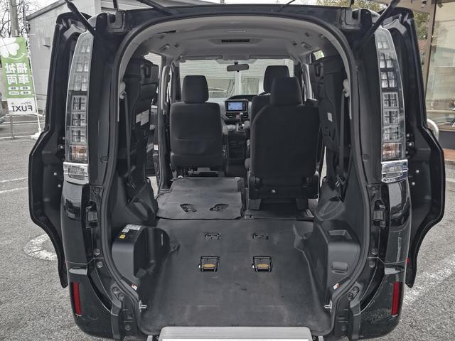ヴォクシー Ｘ　福祉車両　タイプ１　ユーザー買取車両　車いす１脚仕様　電動固定装置　車高調整装置　片側パワースライドドア　ＢＴ接続可ナビ　ＤＶＤ再生可　バックカメラ　スロープ前倒れ機能付き（9枚目）