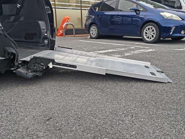 ヴォクシー Ｘ　福祉車両　タイプ１　ユーザー買取車両　車いす１脚仕様　電動固定装置　車高調整装置　片側パワースライドドア　ＢＴ接続可ナビ　ＤＶＤ再生可　バックカメラ　スロープ前倒れ機能付き（13枚目）