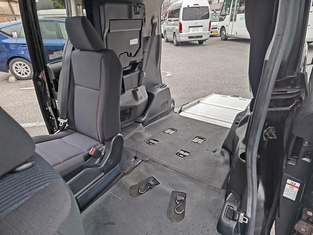 ヴォクシー Ｘ　福祉車両　タイプ１　ユーザー買取車両　車いす１脚仕様　電動固定装置　車高調整装置　片側パワースライドドア　ＢＴ接続可ナビ　ＤＶＤ再生可　バックカメラ　スロープ前倒れ機能付き（15枚目）