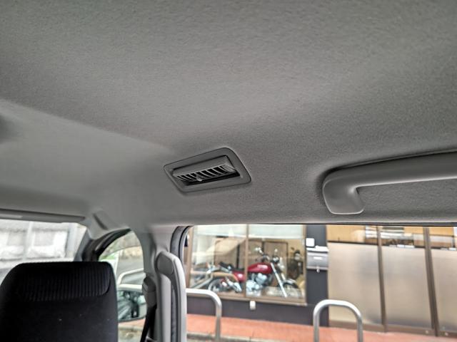 ヴォクシー Ｘ　福祉車両　タイプ１　ユーザー買取車両　車いす１脚仕様　電動固定装置　車高調整装置　片側パワースライドドア　ＢＴ接続可ナビ　ＤＶＤ再生可　バックカメラ　スロープ前倒れ機能付き（17枚目）