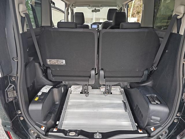 ヴォクシー Ｘ　福祉車両　タイプ１　ユーザー買取車両　車いす１脚仕様　電動固定装置　車高調整装置　片側パワースライドドア　ＢＴ接続可ナビ　ＤＶＤ再生可　バックカメラ　スロープ前倒れ機能付き（22枚目）