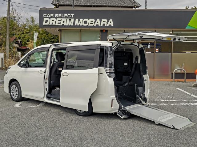 ヴォクシー Ｘ　福祉車両　タイプ１　車いす１脚仕様　寒冷地仕様　４ＷＤ　ワイパーヒーター　電動スロープ　ＢＴ接続可ナビ　バックカメラ　オートクルーズコントロール（2枚目）