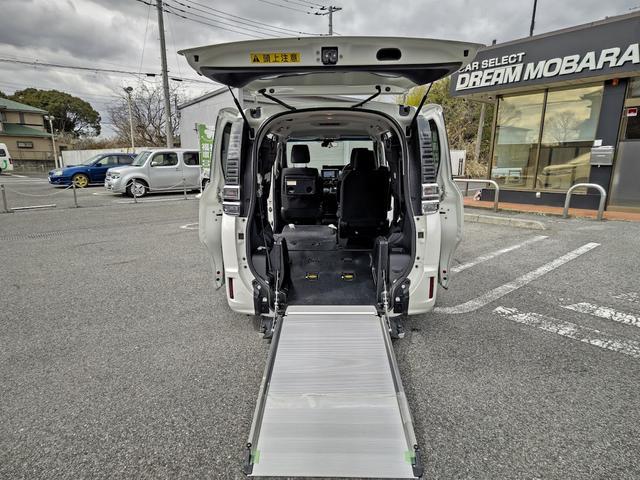 ヴォクシー Ｘ　福祉車両　タイプ１　車いす１脚仕様　寒冷地仕様　４ＷＤ　ワイパーヒーター　電動スロープ　ＢＴ接続可ナビ　バックカメラ　オートクルーズコントロール（8枚目）
