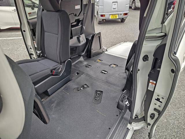 ヴォクシー Ｘ　福祉車両　タイプ１　車いす１脚仕様　寒冷地仕様　４ＷＤ　ワイパーヒーター　電動スロープ　ＢＴ接続可ナビ　バックカメラ　オートクルーズコントロール（15枚目）