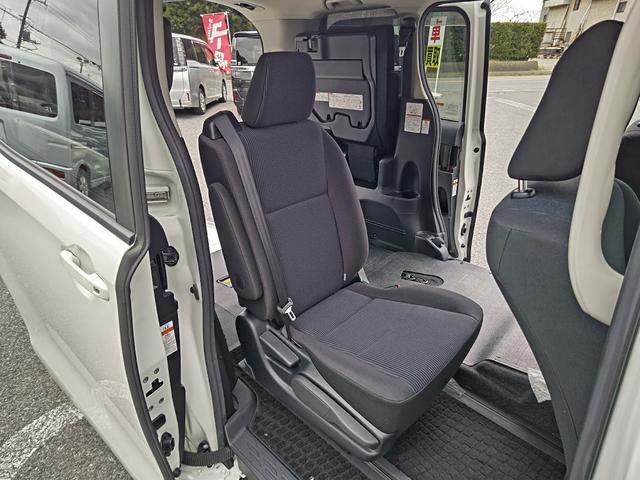 ヴォクシー Ｘ　福祉車両　タイプ１　車いす１脚仕様　寒冷地仕様　４ＷＤ　ワイパーヒーター　電動スロープ　ＢＴ接続可ナビ　バックカメラ　オートクルーズコントロール（17枚目）