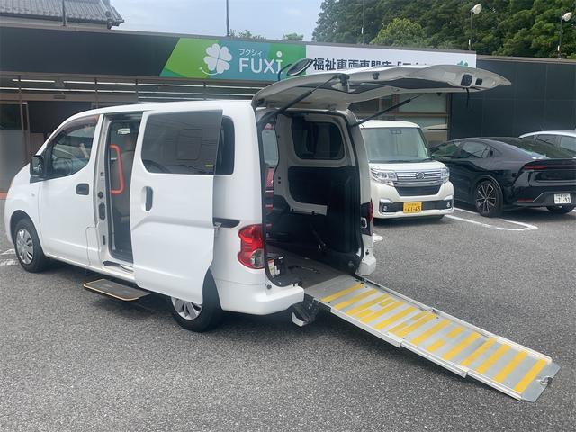 ＮＶ２００バネットバン 　福祉車両　チェアキャブ　車いす２台積み仕様　電動インチ　車いす電動固定装置　ワイヤレスリモコン　オートステップ　キーレス　電動調整ミラー　リアクーラー（2枚目）