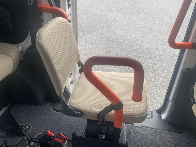ＮＶ２００バネットバン 　福祉車両　チェアキャブ　車いす２台積み仕様　電動インチ　車いす電動固定装置　ワイヤレスリモコン　オートステップ　キーレス　電動調整ミラー　リアクーラー（15枚目）