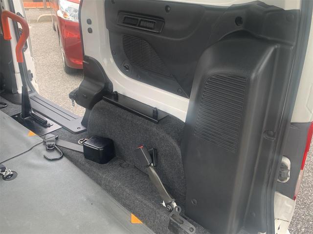 ＮＶ２００バネットバン 　福祉車両　チェアキャブ　車いす２台積み仕様　電動インチ　車いす電動固定装置　ワイヤレスリモコン　オートステップ　キーレス　電動調整ミラー　リアクーラー（18枚目）