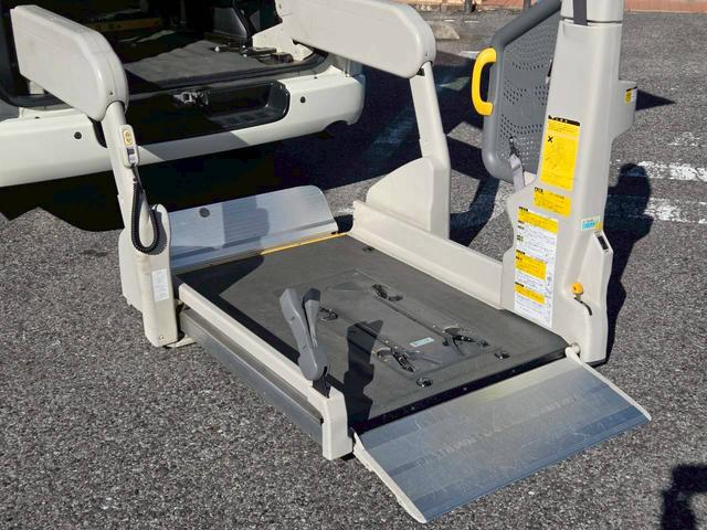 ハイエースバン 福祉車両 Bタイプ 車いす2基積み仕様車 10人乗り 純正ストレッチャー固定装置 電動スライドドア 電動サイドステップ 電動格納ミラー クリアランスソナー ルーフサイドウインドウ ワンオーナー(3枚目)