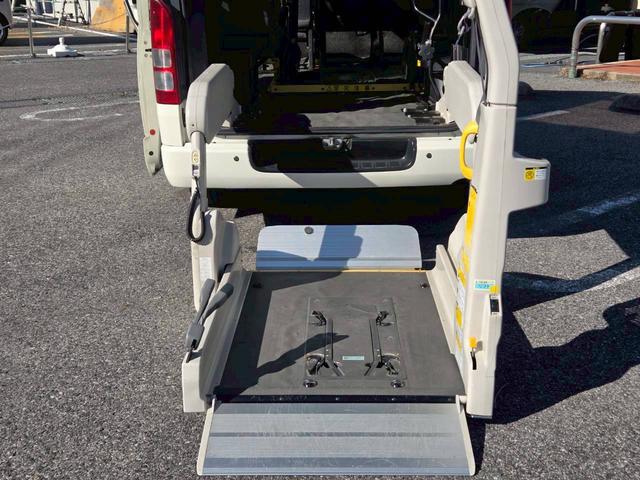 ハイエースバン 福祉車両 Bタイプ 車いす2基積み仕様車 10人乗り 純正ストレッチャー固定装置 電動スライドドア 電動サイドステップ 電動格納ミラー クリアランスソナー ルーフサイドウインドウ ワンオーナー(4枚目)
