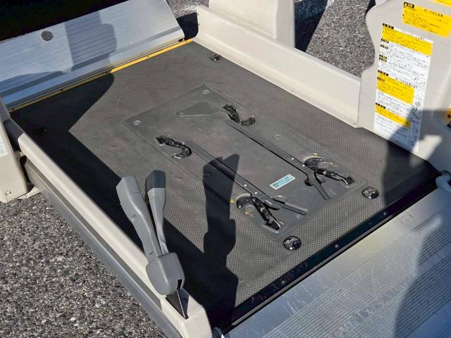 ハイエースバン 福祉車両 Bタイプ 車いす2基積み仕様車 10人乗り 純正ストレッチャー固定装置 電動スライドドア 電動サイドステップ 電動格納ミラー クリアランスソナー ルーフサイドウインドウ ワンオーナー(5枚目)